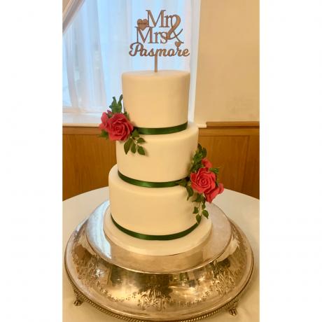 Cake-a-Cabana used these Rose Leaves to make this stunning cake.