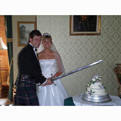Fiona and Peter Greenwood cutting the Wedding Cake