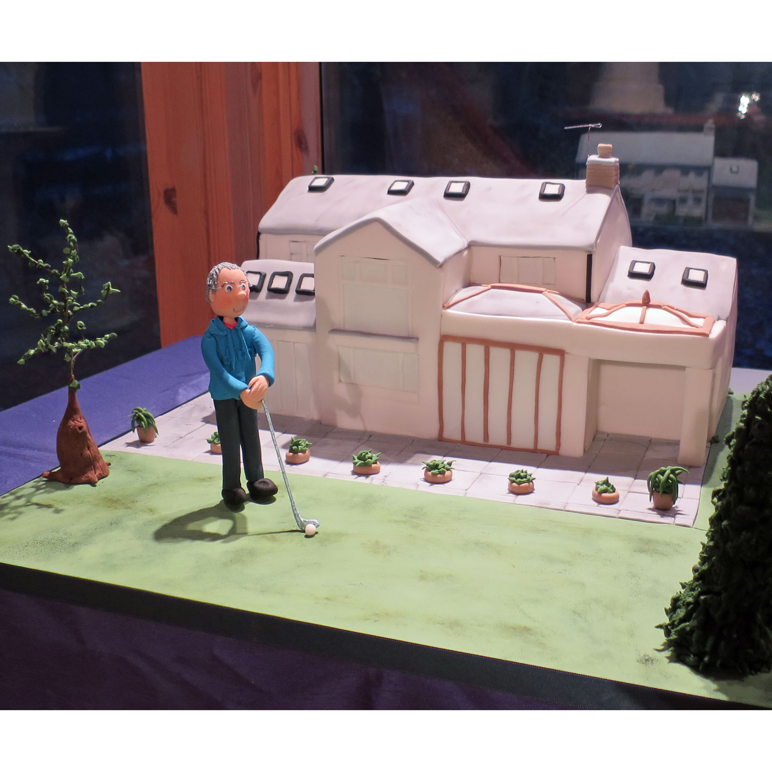 Sugarcraft Figure plays Pitch & Putt